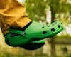 Acțiunile Crocs se prăbușesc cu aproape 30% din cauza tarifelor și a schimbării preferințelor pentru „pantofii urâți”