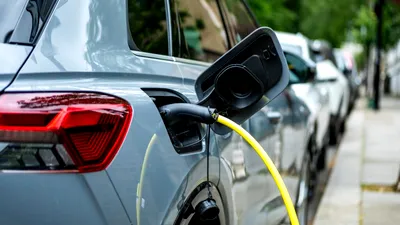 Mașinile hibride ajung să fie taxate mai dur decât dieselurile vechi. Efectul noii formule de impozitare