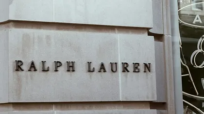 În ciuda declinului pieței de lux, Ralph Lauren surprinde cu rezultate solide în primul trimestru, prognoze actualizate în creștere