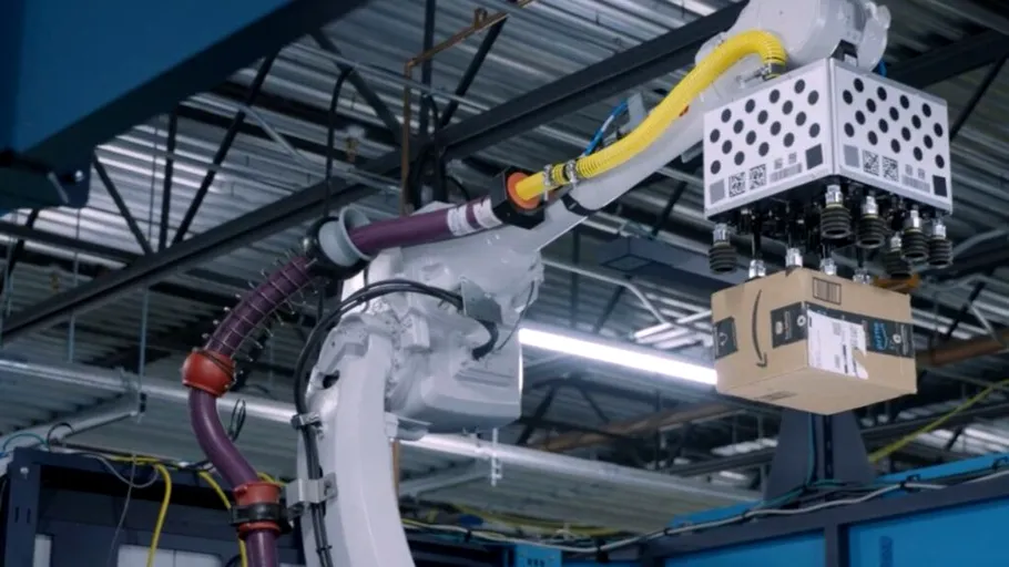 Cum funcționează primul robot cu simț tactil din lume. „Colegii” umani de la Amazon l-au integrat în echipă
