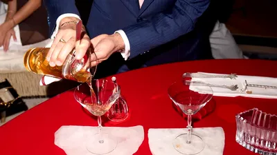 Ingredientele secrete ale celui mai scump cocktail din lume. Elixirul costă 40.000 de dolari și înglobează o istorie de 700 de ani într-un pahar unicat