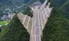 China a început să „radă” munții, la propriu, pentru a face loc autostrăzilor. Remodelarea peisajului, o soluție extremă în Guizhou