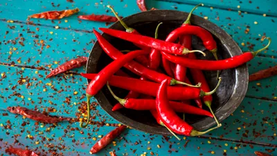 De ce continuăm să iubim mâncarea picantă, chiar dacă ne provoacă disconfort? Explicația cercetătorilor