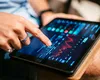 Tinerii investitori din generațiile Z și Millennials renunță la joburile clasice. De la programul „9-to-5”, la tranzacționare full-time pe bursă