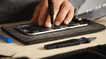 Prețul ascuns al producției de iPhone 17: muncă epuizantă, nopți nedormite și salarii mici