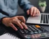 Măsuri fiscale dure anunțate de Guvernul Bolojan pentru a reduce deficitul: TVA crește la 21% și 11% pentru cota redusă. Se modifică taxarea băncilor. Cresc accizele și impozitul pe dividende