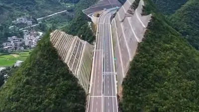 China a început să „radă” munții, la propriu, pentru a face loc autostrăzilor. Remodelarea peisajului, o soluție extremă în Guizhou