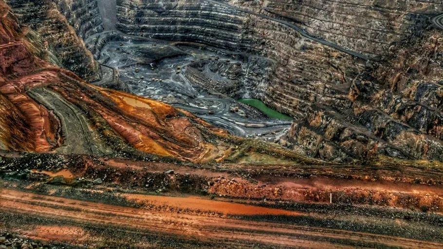 Bani mulți din scurte experiențe exotice? Tineri nomazi europeni sunt ademeniți să devină mineri în Australia