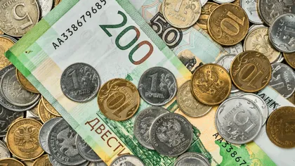 Rușii pun banii la saltea și fug de bănci. Depozitele bancare ating cel mai jos nivel din ultimii trei ani