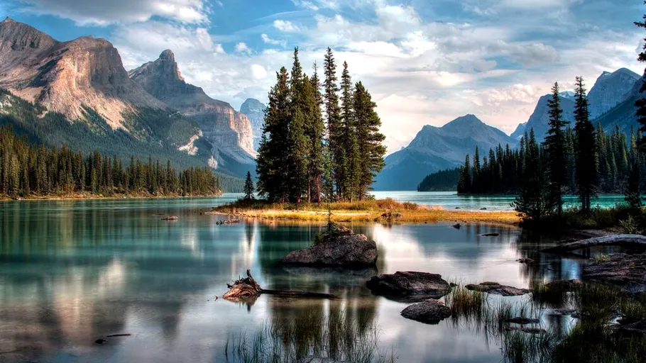 Spirit Island, comoara ascunsă a Canadei: vizibilă de la distanță, dar interzisă turiștilor
