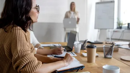 92% dintre cei mai mari CEO români confirmă legătura directă dintre sănătatea mintală a angajaților și performanța afacerii