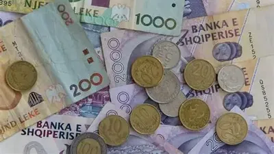 Vacanțele de vară schimbă piața valutară. Ce monede cumpără cel mai des românii înainte de concediu și greșeala care îi poate costa bani