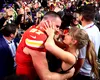 Taylor Swift e de aproape douăzeci de ori mai bogată decât logodnicul ei Travis Kelce. Povestea de dragoste a miliardelor