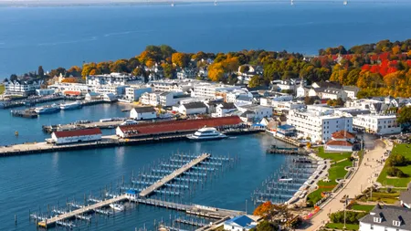 Insula din SUA care te transpune în altă epocă: mașinile sunt interzise şi fiecare locatar are un cal