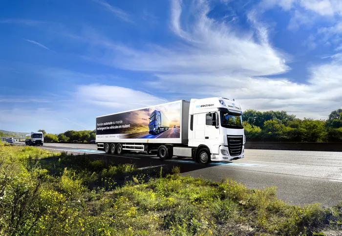 Franța testează o autostradă care încarcă EV-urile în mers (VIDEO)