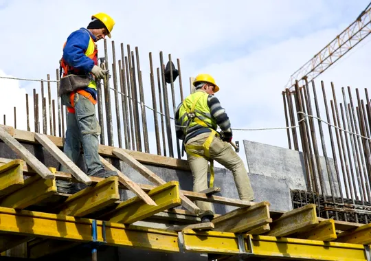 Construcțiile din România au crescut cu 15,4% în primele opt luni din 2026. Lucrările rezidențiale au avansat cu aproape 23%