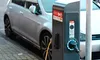 Revoluție pe străzi: stâlpii de iluminat încarcă mașinile electrice