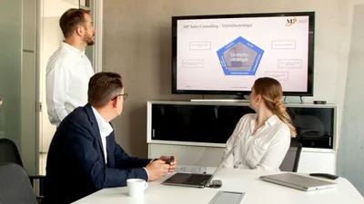 Recomandări pentru 2026 către liderii de business din România. Constantin Măgdălina, expert în tendinţe: „Primul impuls e să reduci cheltuielile. Al doilea să îngheţi iniţiativele. Ambele pot fi greşite”