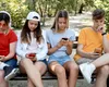 Jumătate dintre elevii români, în pericol de dependență de ecrane
