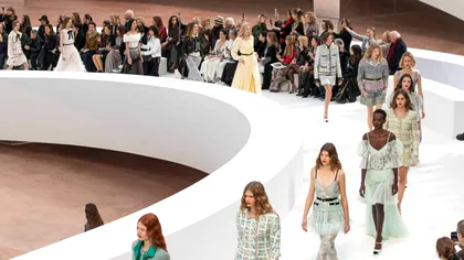 Brandurile de lux readuc trendul „loud-luxary” în prim-plan: Gucci, Chanel și Burberry se pregătesc să cucerească din nou podiumurile cu logo-uri uriașe și designuri extravagante
