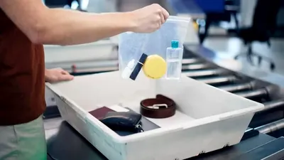 Restricția de 100 ml pentru lichide, pe cale să dispară în Europa – Ce înseamnă pentru pasageri