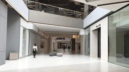 Magazinele de haine din Moscova dispar pe bandă rulantă. Rușii cumpără doar strictul necesar, iar centrele comerciale se golesc