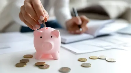 Depozitele firmelor și ale populației au ajuns la un nou record în iulie 2025. Cât a crescut economisirea în lei și valută