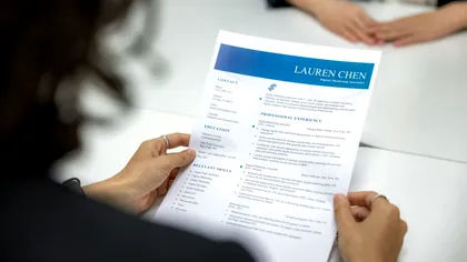 „Acest aplicant este perfect calificat” - Ce este fenomenul „AI resume hacking” și la ce strategii apelează candidații ca să își promoveze CV-urile