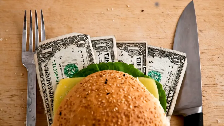 Cât cheltuie românii la restaurant comparativ cu vecinii lor
