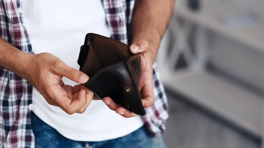 Două treimi dintre români au dificultăți financiare. Patru milioane sunt „invizibili” pentru sistemul public