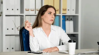 Greșeala în comunicare pe care o fac corporatiștii în încercarea de a părea mai inteligenți. Sfatul unui expert care a antrenat CEO miliardari