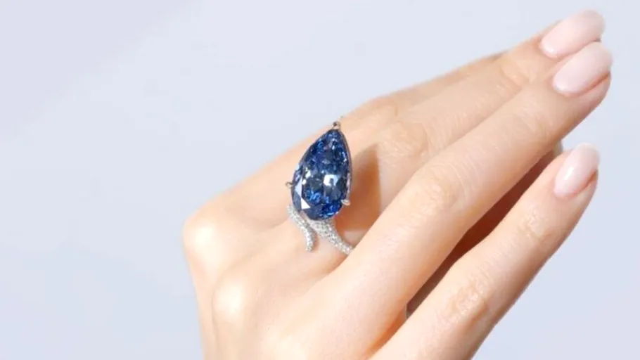 Bijuterie rară: inelul „Mellon Blue”, vândut cu 25 de milioane $