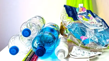 Comisia propune discret norme UE mai flexibile privind plasticul reciclat din sticlele de băuturi