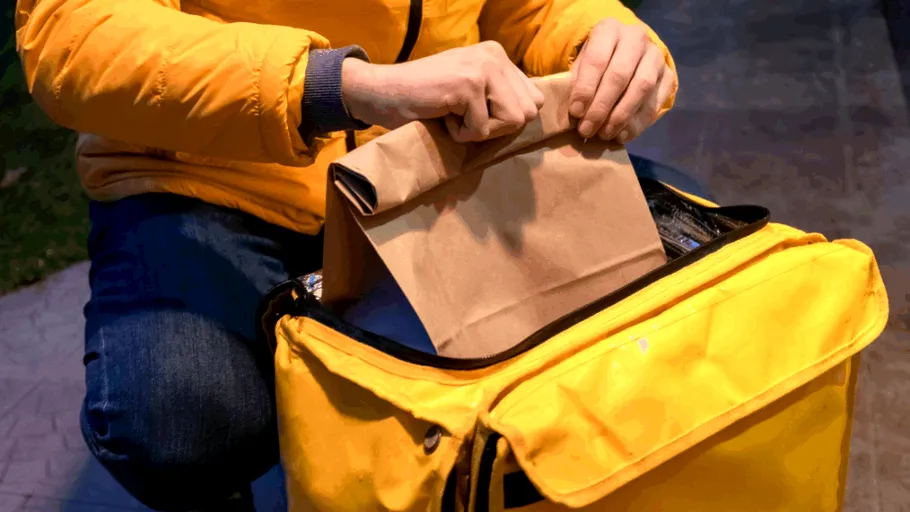 Un bărbat a obținut peste 1.000 de mese gratuite păcălind o aplicație de livrare de mâncare