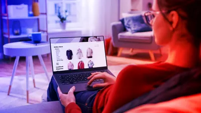 Autenticitatea rămâne cheia succesului pentru influenceri, însă AI-ul și automatizarea rescriu complet regulile marketing-ului online