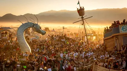 Burning Man, fantezia anti-capitalistă din deșert, se află într-o situație ironică: are nevoie de bani