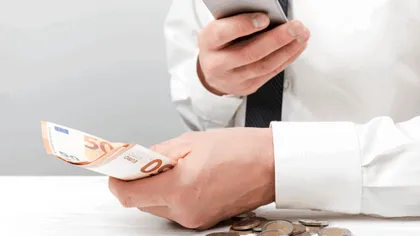 O țară europeană vrea să scape de banii cash și să treacă total la plățile digitale. Viitorul fără numerar devine treptat realitate