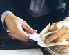 Inflația rescrie regulile traiului decent în SUA. Americanii au nevoie de 100.000 de dolari pe an pentru a trăi fără griji, iar pentru mulți nici această sumă nu este suficientă