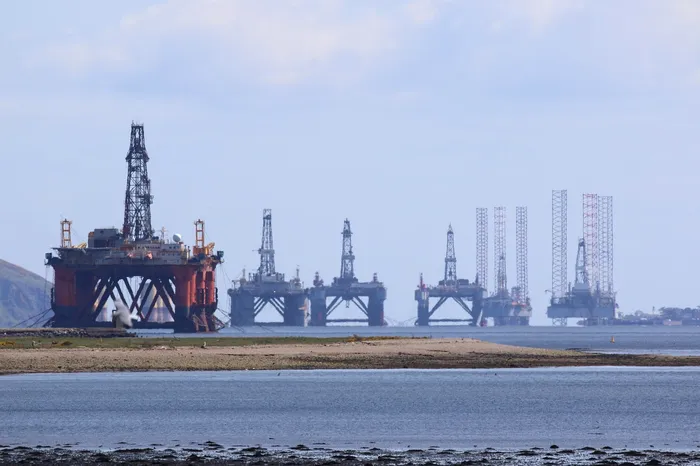 Statele OPEC+ vor majora producția de petrol în noiembrie