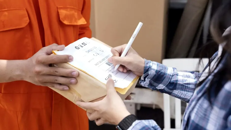 Noua escrocherie a sărbătorilor: gift cardurile, cadoul care poate veni deja gol