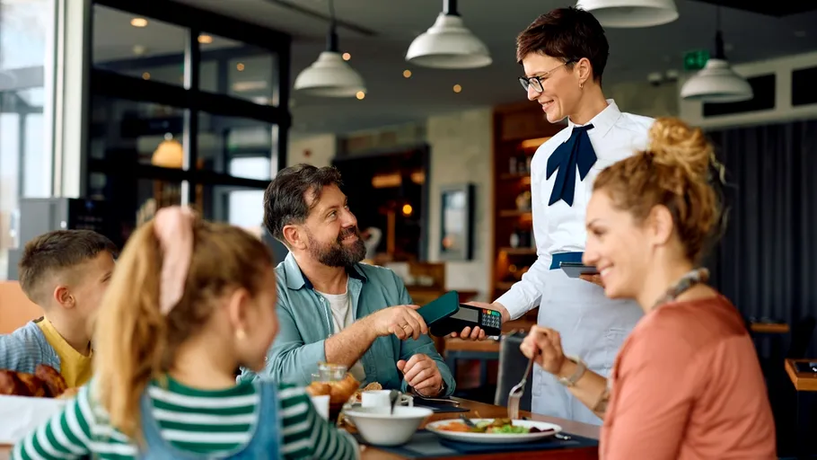 Românii ies tot mai des la restaurant: peste 6 miliarde de euro cheltuiți într-un an