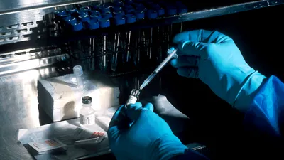Competiția coloșilor farmaceutici pentru „incredibila descoperire împotriva cancerului”