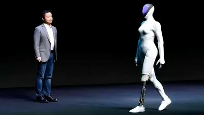 O companie și-a „disecat” robotul umanoid pe scenă pentru a demonstra că nu există niciun om înăuntru