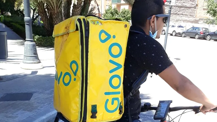 Glovo, obligată de instanță să reglementeze statutul a 40.000 de curieri. Decizie cu impact major pe piața livrărilor din UE