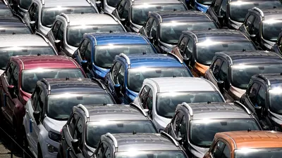 Piața auto din România scade sever în primele șase luni din 2025. Vânzările de electrice se prăbușesc