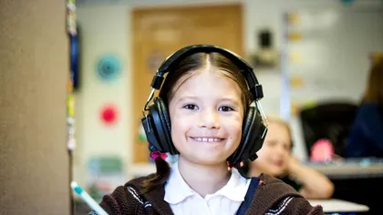 „Elevii noștri vor absolvi într-o lume condusă de AI”. Cât ar trebui să îi expunem la inteligența artificială?