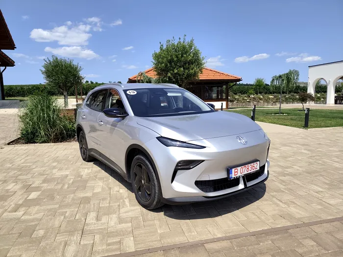 MG România a lansat noile S5 EV și HS Hybrid+. Ce prețuri au cele două modele electrificate?