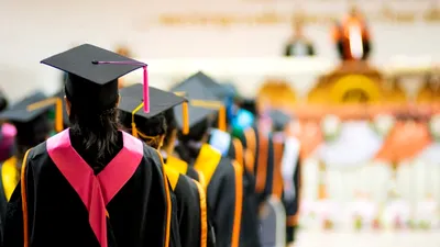 Cine se angajează după facultate și în ce domenii ajung, de fapt, absolvenții