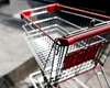 Cărucioarele de cumpărături au ajuns să fie tăiate și furate pe bandă rulantă! Ce se întâmplă în magazinele din Europa