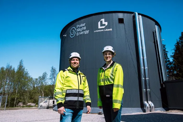 Inovație finlandeză: prima baterie cu nisip care stochează energie verde și reduce emisiile masiv